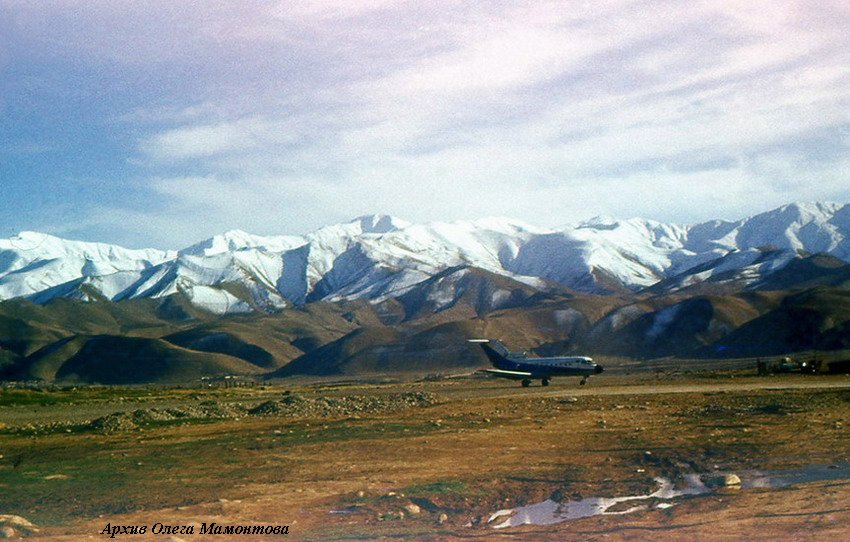 Аэродром Файзабад 1985 г. Рейсовый Як-40 авиакомпании "Ариана" готовится к взлету