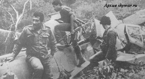 Сирийские солдаты осматривают обломки израильского вертолета "Кобра" (Zefa-B) AH-1E №337, сбитого у Набатии в первый день операции "Мир Галилее". Летчик к-н Йосси Келлер и оператор к-н Амихай Спектор погибли.